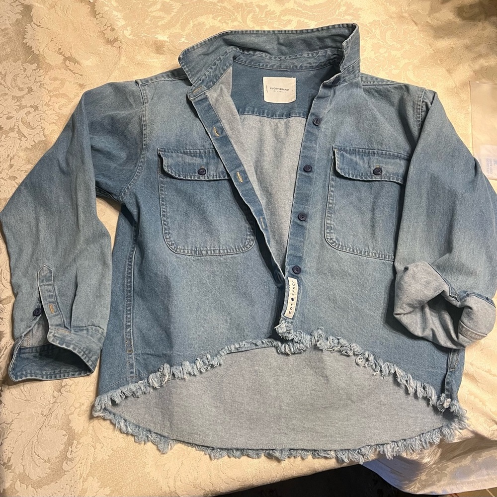 LUCKY BRAND Light Blue Denim/Chambray Shirt/Jacket w/Frayed Hem. Lower in back.